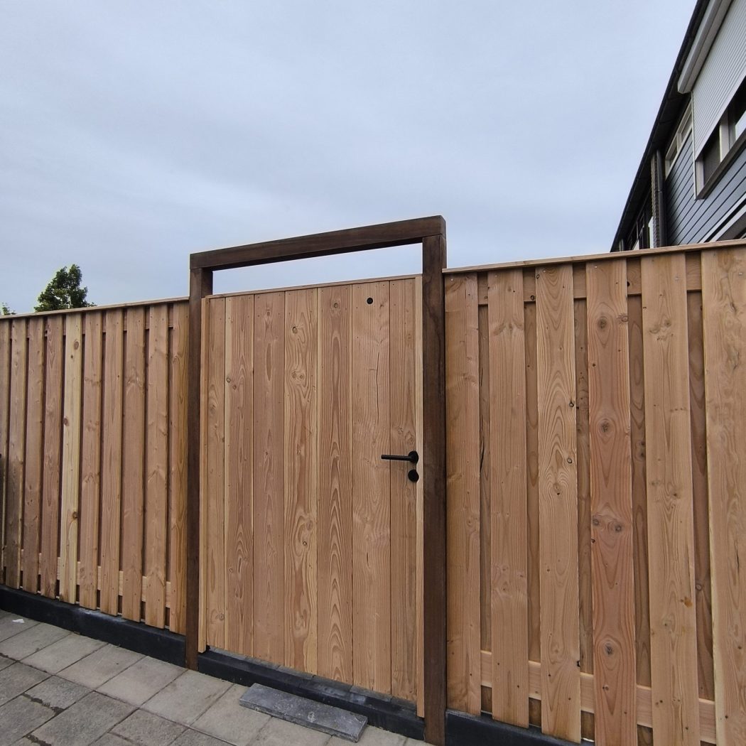 Douglas hout-betonschutting – Weesp