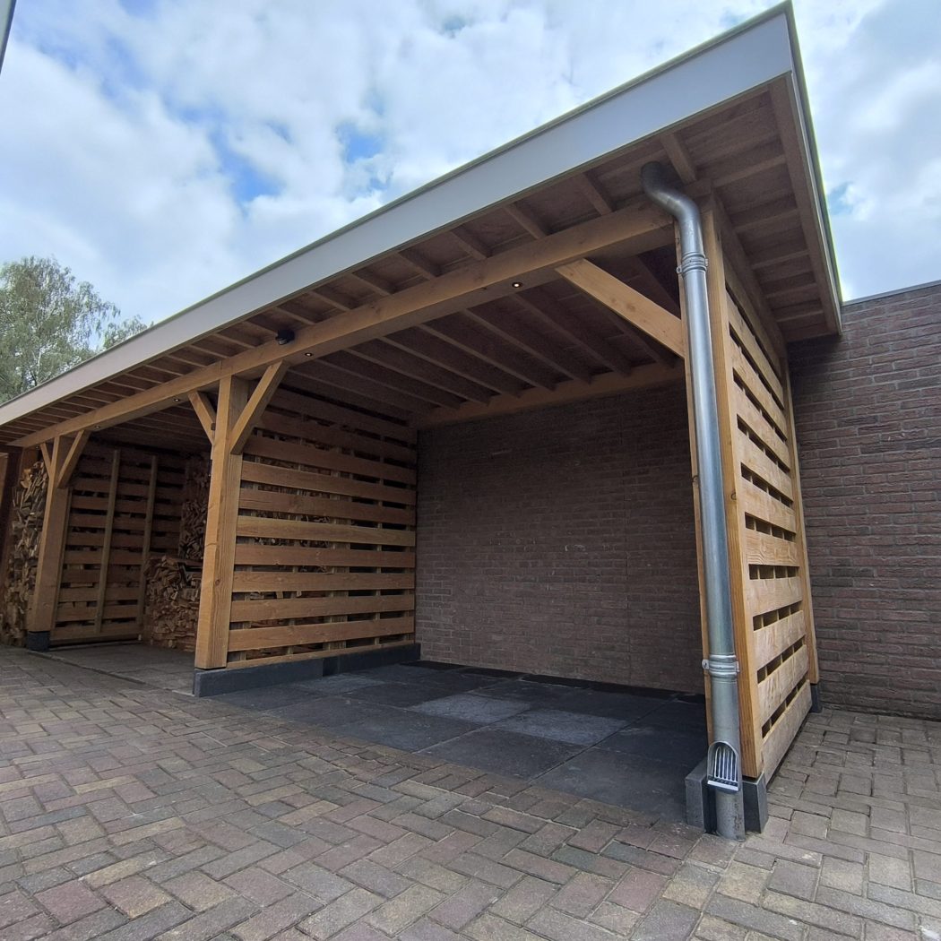 Houtopslag, erfafscheiding en veranda – Putten